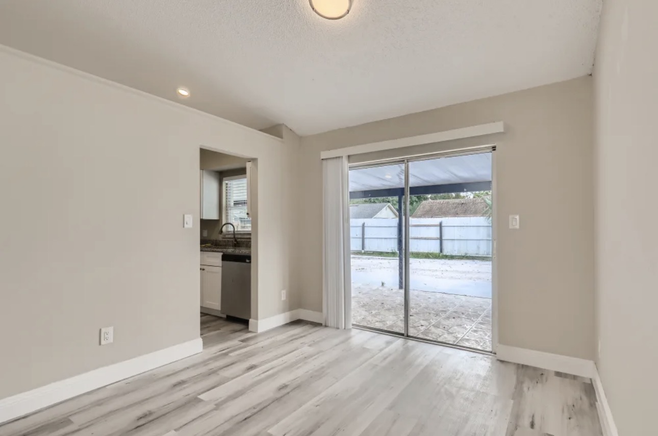 Stylish home downtown - Photo 1