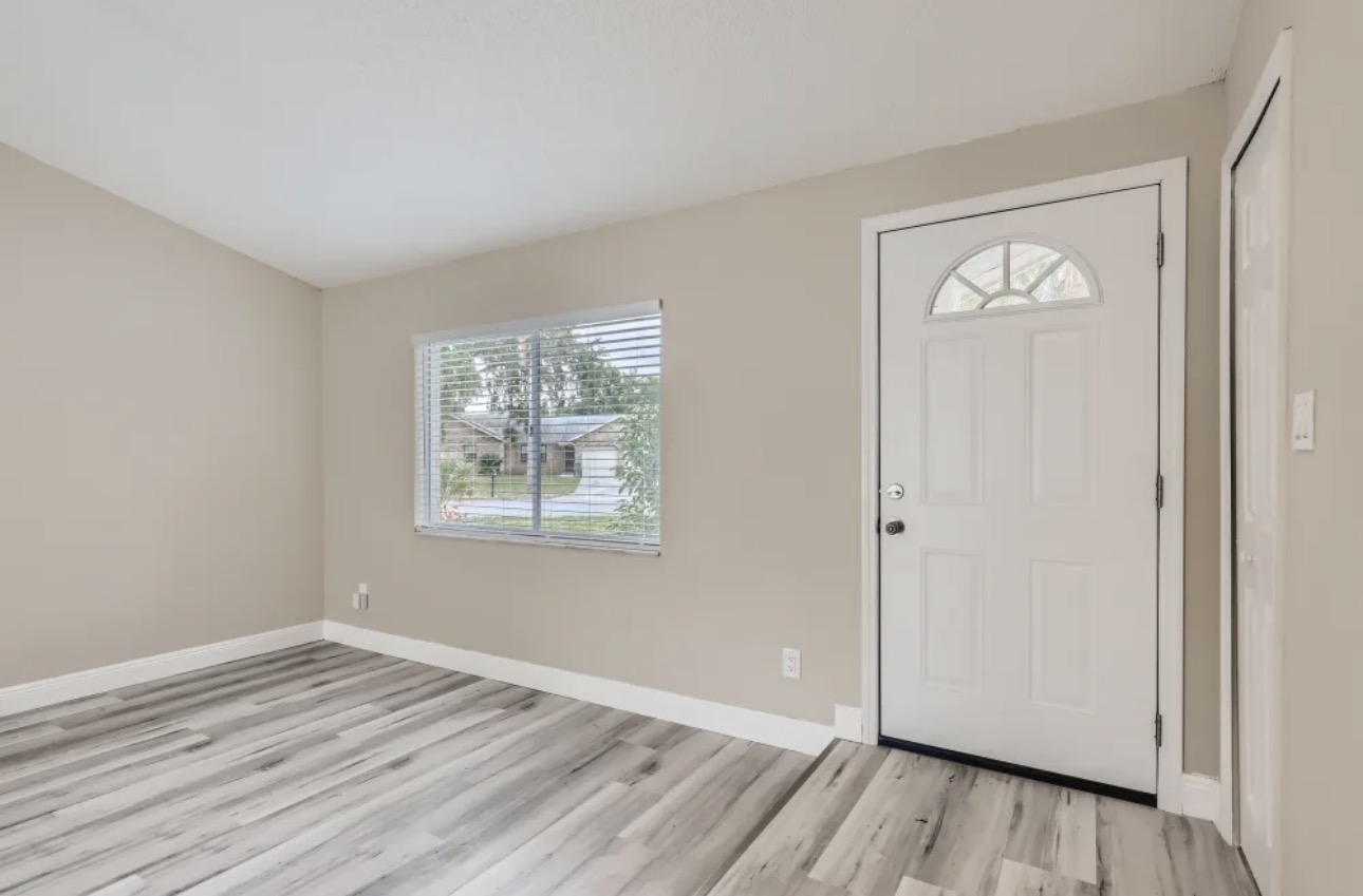 Stylish home downtown - Photo 3